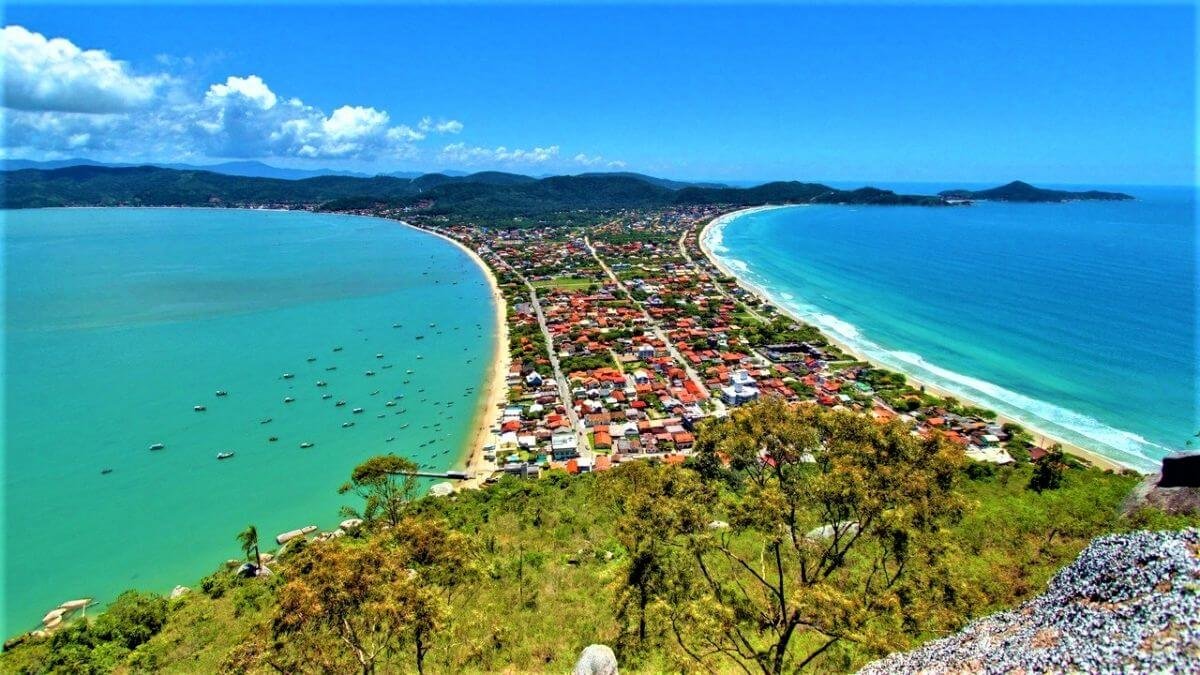 Vista panorâmica de Bombinhas e suas praias.