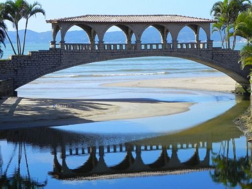 Ponte dos Suspiros refletida na água no Canto da Praia.