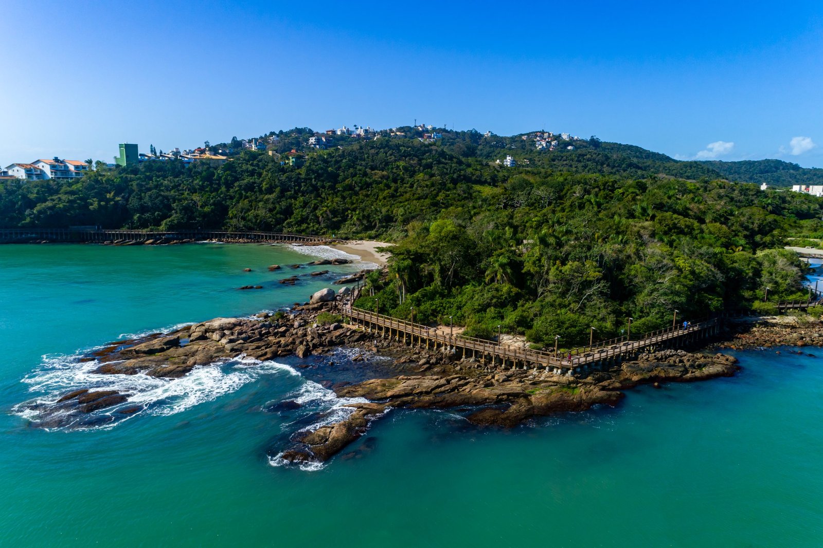 Passarela costeira entre praias de Bombinhas.