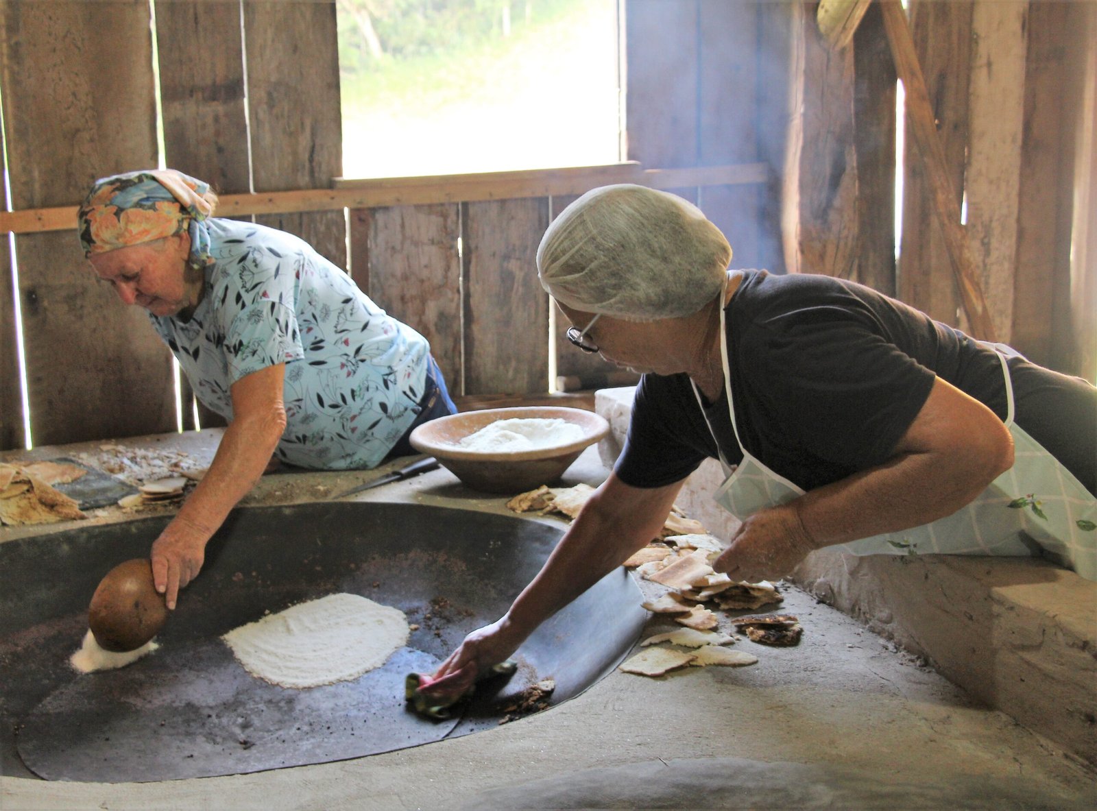 Preparo artesanal de farinha em engenho tradicional.